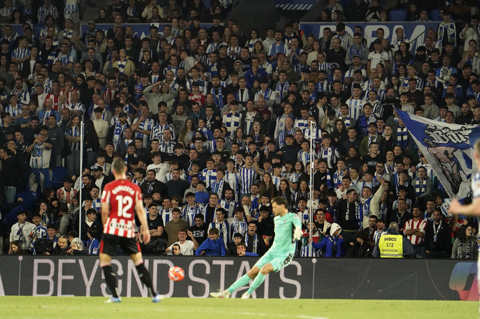 Remiro despeja el cuero ante Guruzeta en el derbi del pasado 4 de mayo