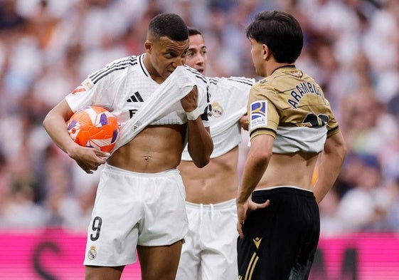 Momento en el que Mbappé explica a Aramburu que persigue el Pichichi y la Bota de Oro
