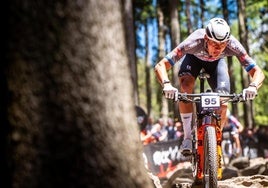 Mathieu van der Poel en el circuito de MTB en Nove Mesto.