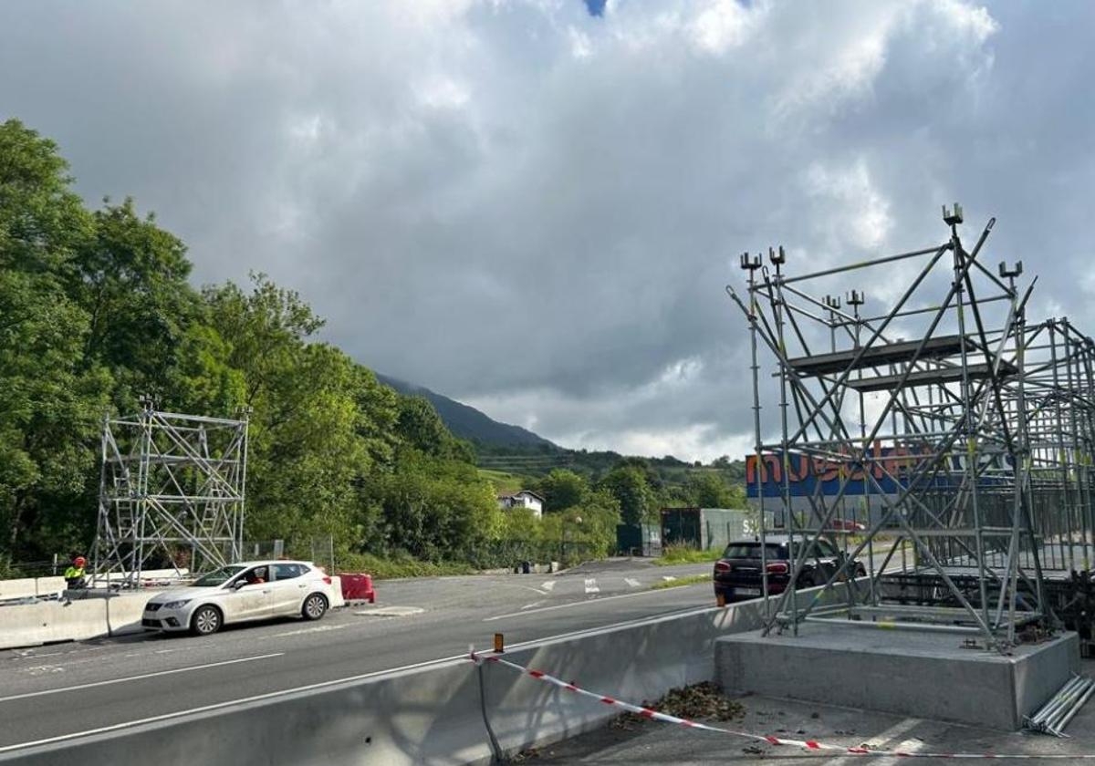 Durante esta semana se han completado las tareas previas al izado, con la instalación a cada lado de la calzada de los dos pilares que soportarán la estructura.