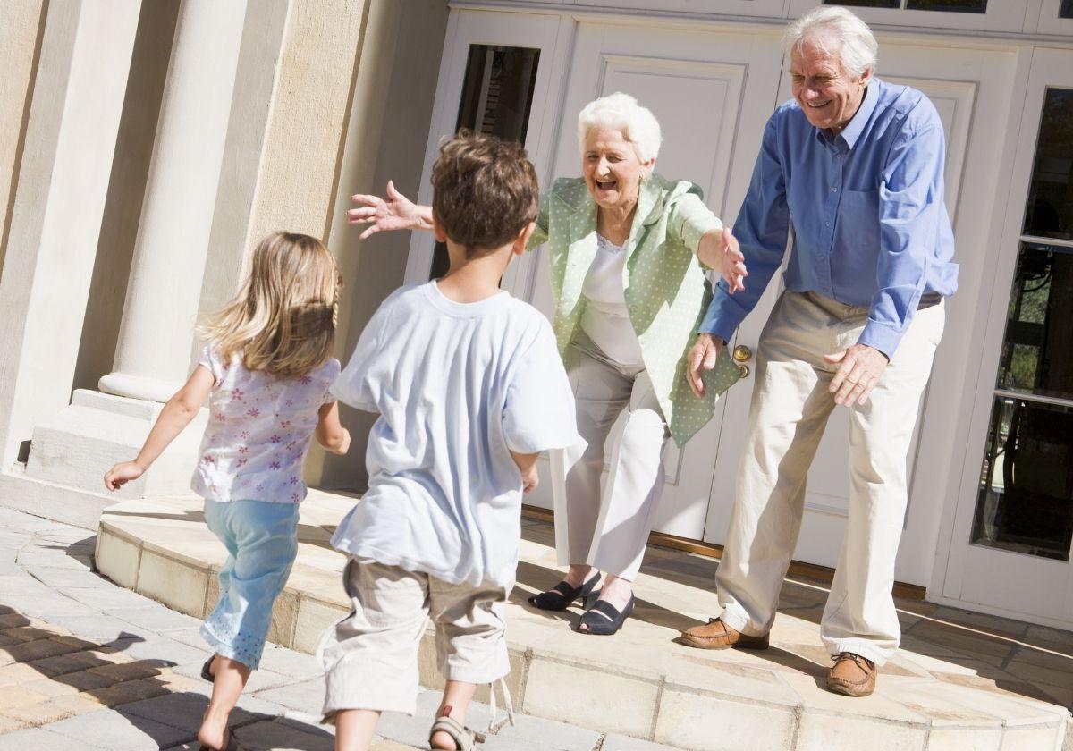 Las tres frases que los abuelos «no deberían decirle a sus nietos», según los expertos