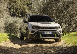 Es casi un coche nuevo que aúna el tamaño compacto y la versatilidad ya conocidas del Avenger con las prestaciones del exclusivo sistema de tracción total de Jeep, y un tren motriz híbrido de 48 voltios