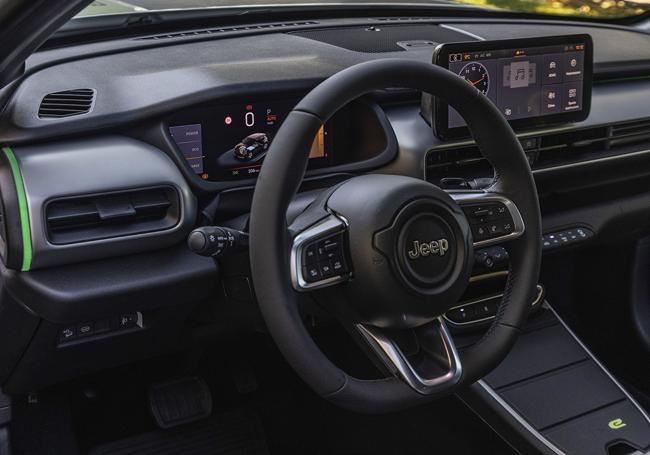 El interior del Avenger está enfocado directamente al conductor para ofrecerle todo lo necesario a mano y con un volante manejable y óptimo