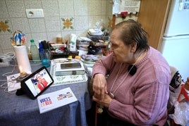 Maite Cascante, de 79 años, habla con el dispositivo del proyecto 'Voces en Red' de Cruz Roja y la Fundación Amancio Ortega.