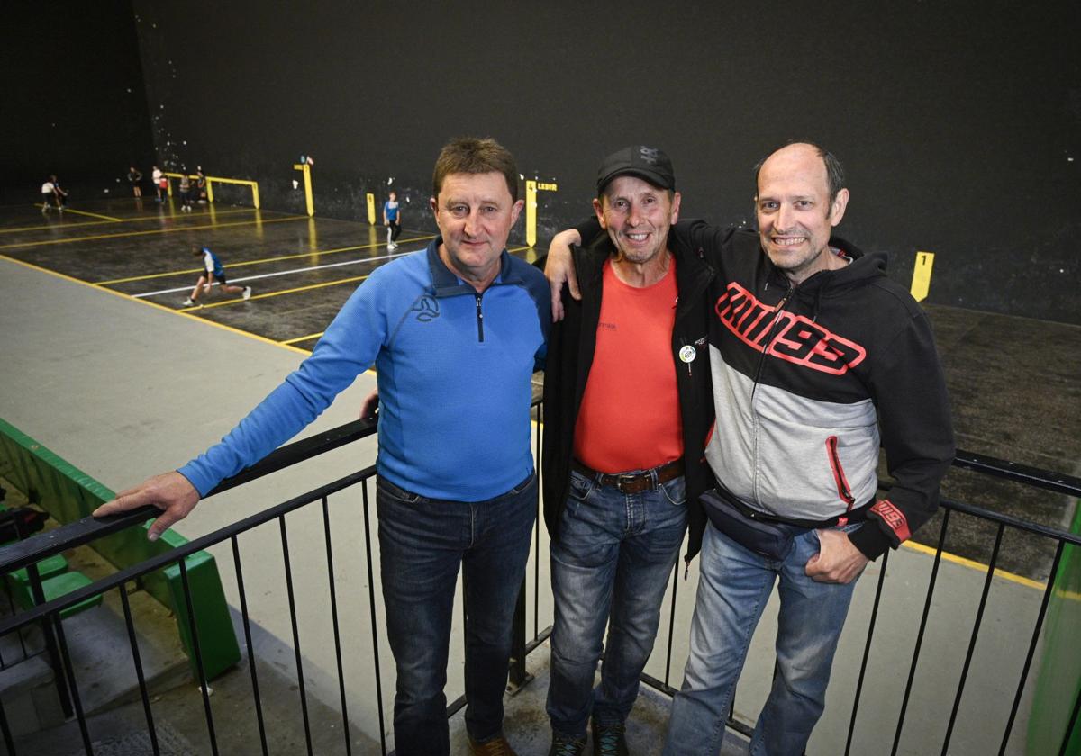 Antton Goñi, Joxemiel Ermina y Luis Mari Elizalde, en el frontón Larrunarri de Amezketa.