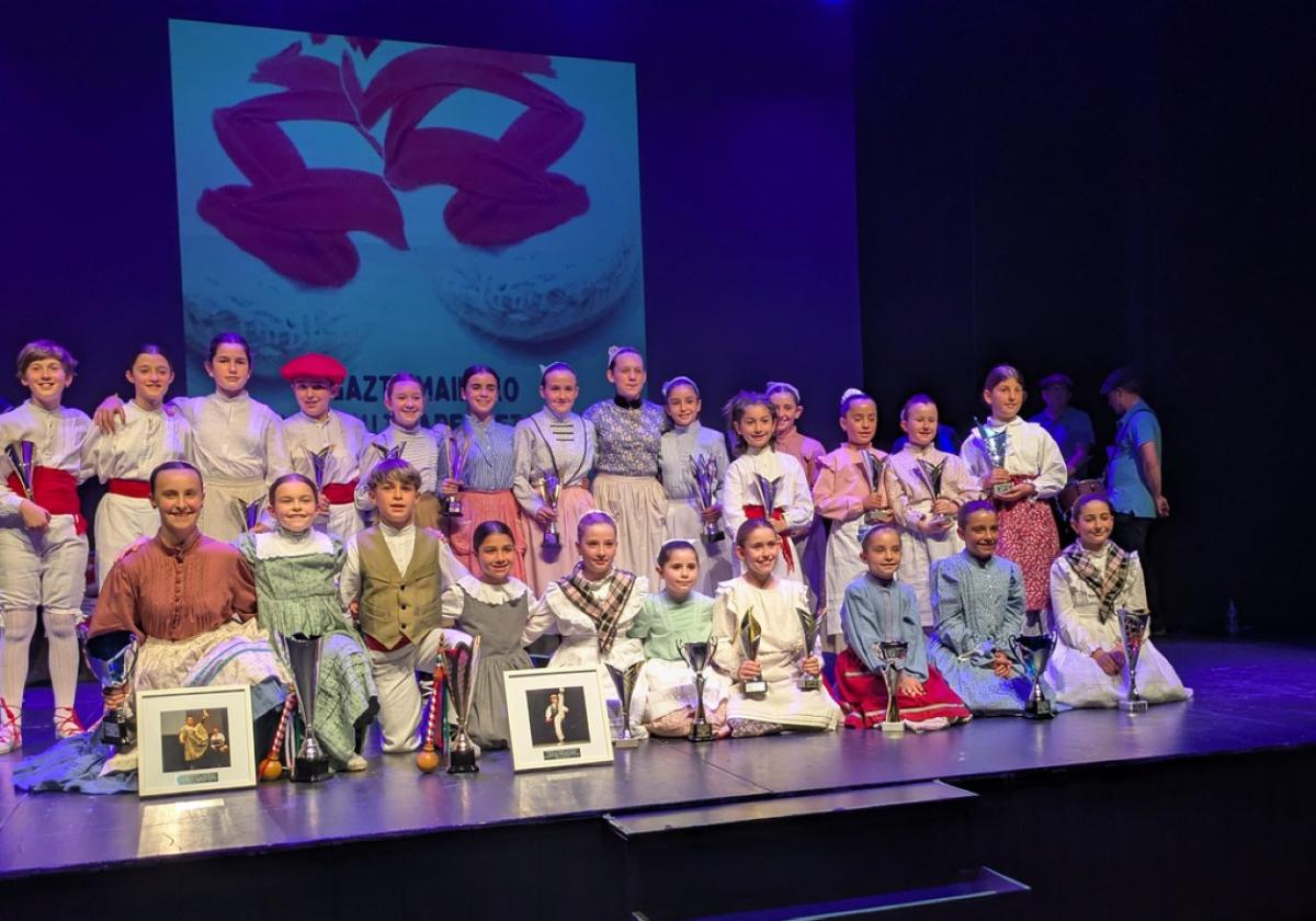 Niessen kulturguneko aretoan dantzari aritu ziren parte-hartzaileak elkarrekin.