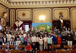 Escolares tras el encuentro junto a los gigantes que esperan a lanzar el txupinazo el 6 de junio.