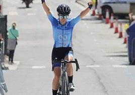 Maite Urteaga del Eulen Nuuk levanta los brazos en la meta.