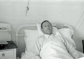 Un enfermo convaleciente en la clínica San Ignacio, en los años 40.