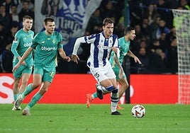 Urko González de Zárate conduce el balón en Anoeta en el encuentro ante el Dinamo Kiev.