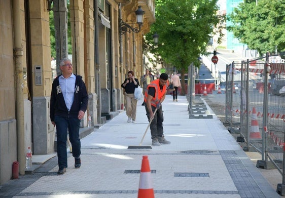 La acera de los pares de la calle San Bartolomé, abierta tras su reurbanización.