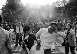 Seguidores de la Juventus escapan de la tribuna de Heysel mientras a sus espaldas se desarrolla la tragedia.