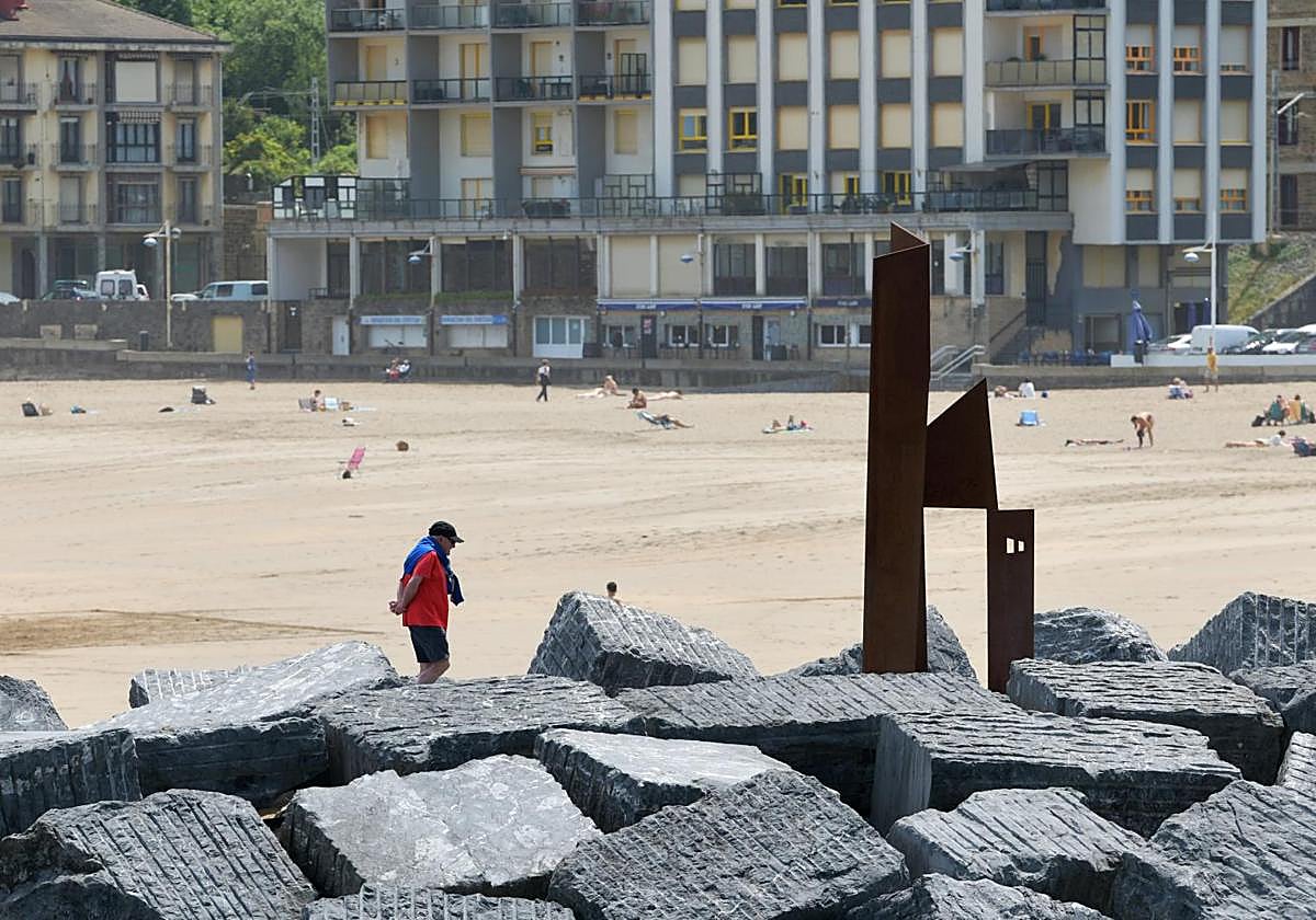 El buen tiempo animó ayer a acudir a playas como la de Deba, en la imagen