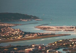 Vista aérea del aeropuerto de San Sebastián, con Hondarribia al fondo.