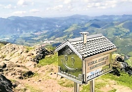 Aubixa euskal girotze barnetegiko hezitzaileek Kalamuan jarritako buzoi berria.