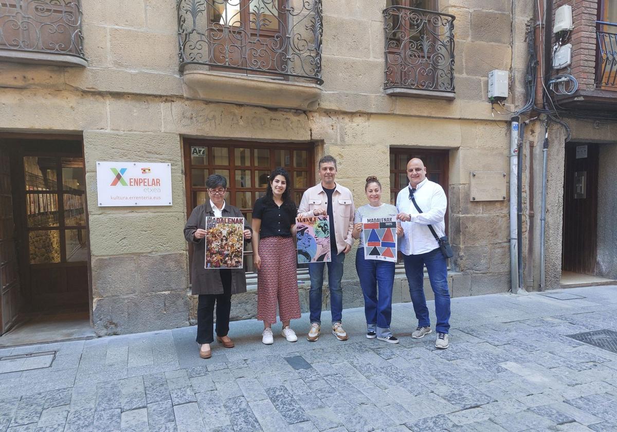 El jurado posa con los carteles vencedores