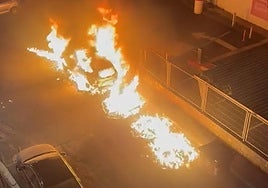 Un coche y tres contenedores calcinados en un incendio en Antxo