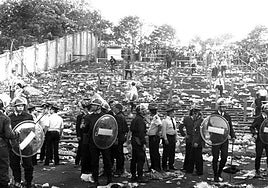 Policías acordonan la zona de la tragedia, en el estadio Heysel de Bruselas.