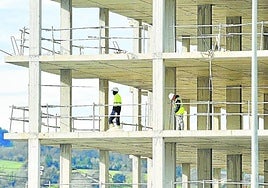 Trabajadores en un edificio de viviendas en construcción en Zarautz, el año pasado.