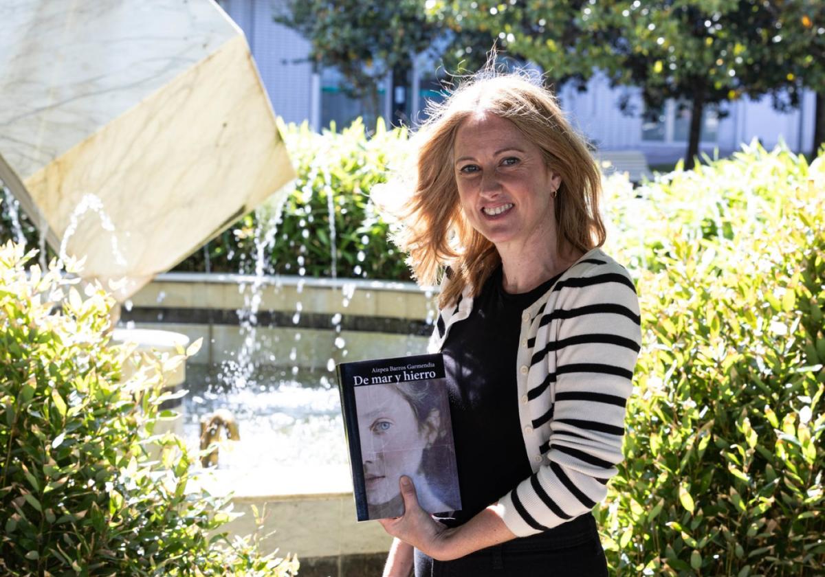 La escritora Aizpea Barros Garmendia con un ejemplar de su último libro, 'De mar y hierro'.