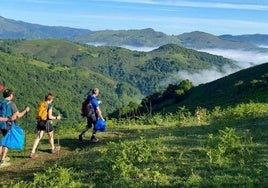 Por los montes de Baztan en una marcha que cada año cambia de recorrido.