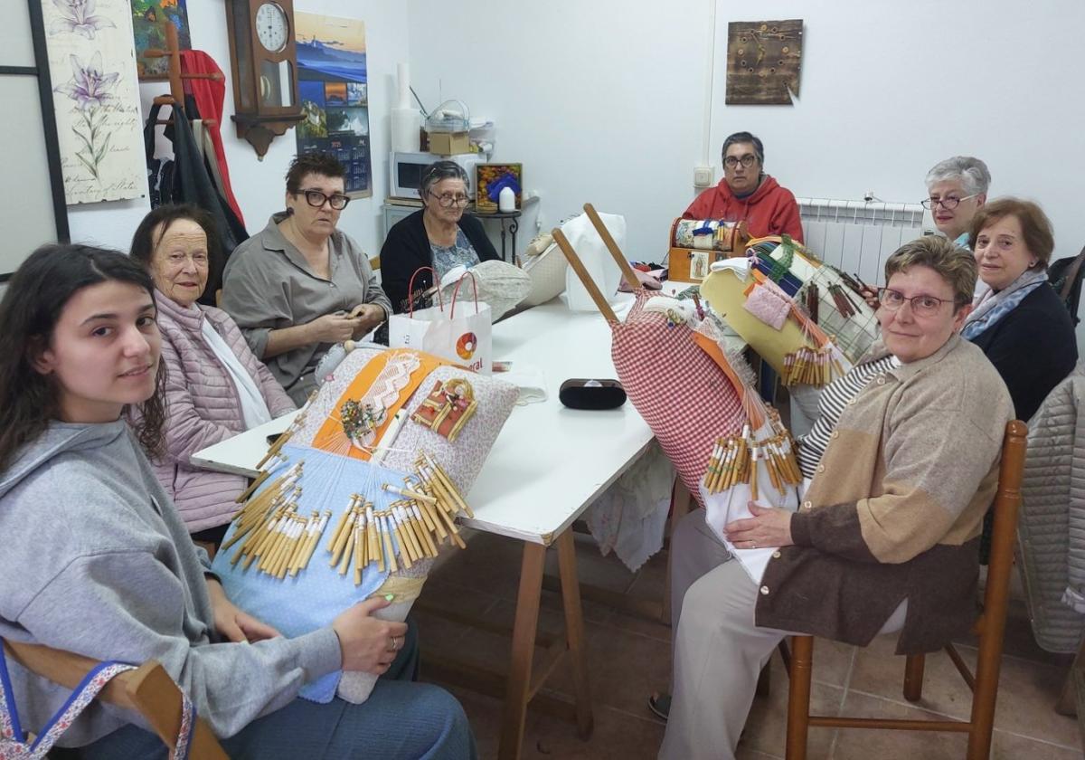 En la asociación de vecinos Gure Leku continúan con las labores de encaje de bolillos.