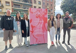 Las organizadoras, a los lados del cartel, técnicos del Ayuntamiento y el concejal Ortzi Alonso.