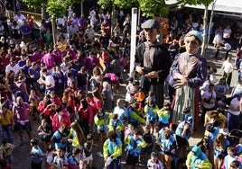 Plaza lepo bete zen atzo arratsaldean, Azintzio jaietako hasierako txupinazoaz eta giroaz gozatzeko.