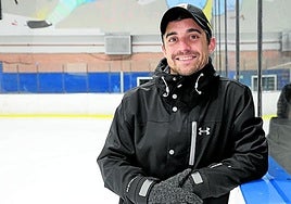 Javier Fernández posa en el Palacio del Hielo de Donostia.