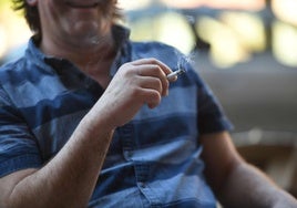 Un hombre fuma un cigarrillo en una terraza de Eibar.