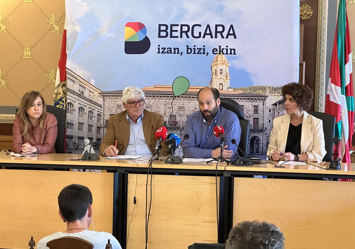 El alcalde Gorka Artola interviene acompañado del abogado Abad y sus equipos.