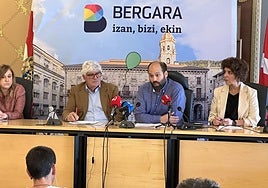 El alcalde Gorka Artola interviene acompañado del abogado Abad y sus equipos.