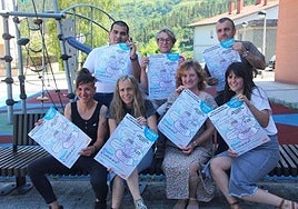 Representantes de UEMA, AEK y el Ayuntamiento de Aizarnazabal.