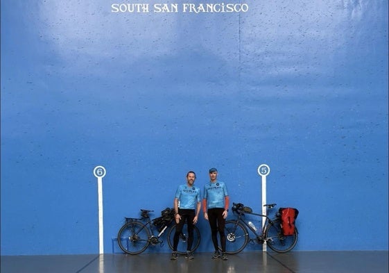 Ignacio y Raúl con sus bicicletas en un frontón en San Francisco.