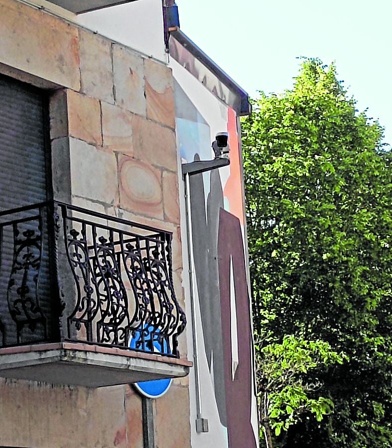 Cámara lectora de matrículas instalada en Buztinzuri kalea.