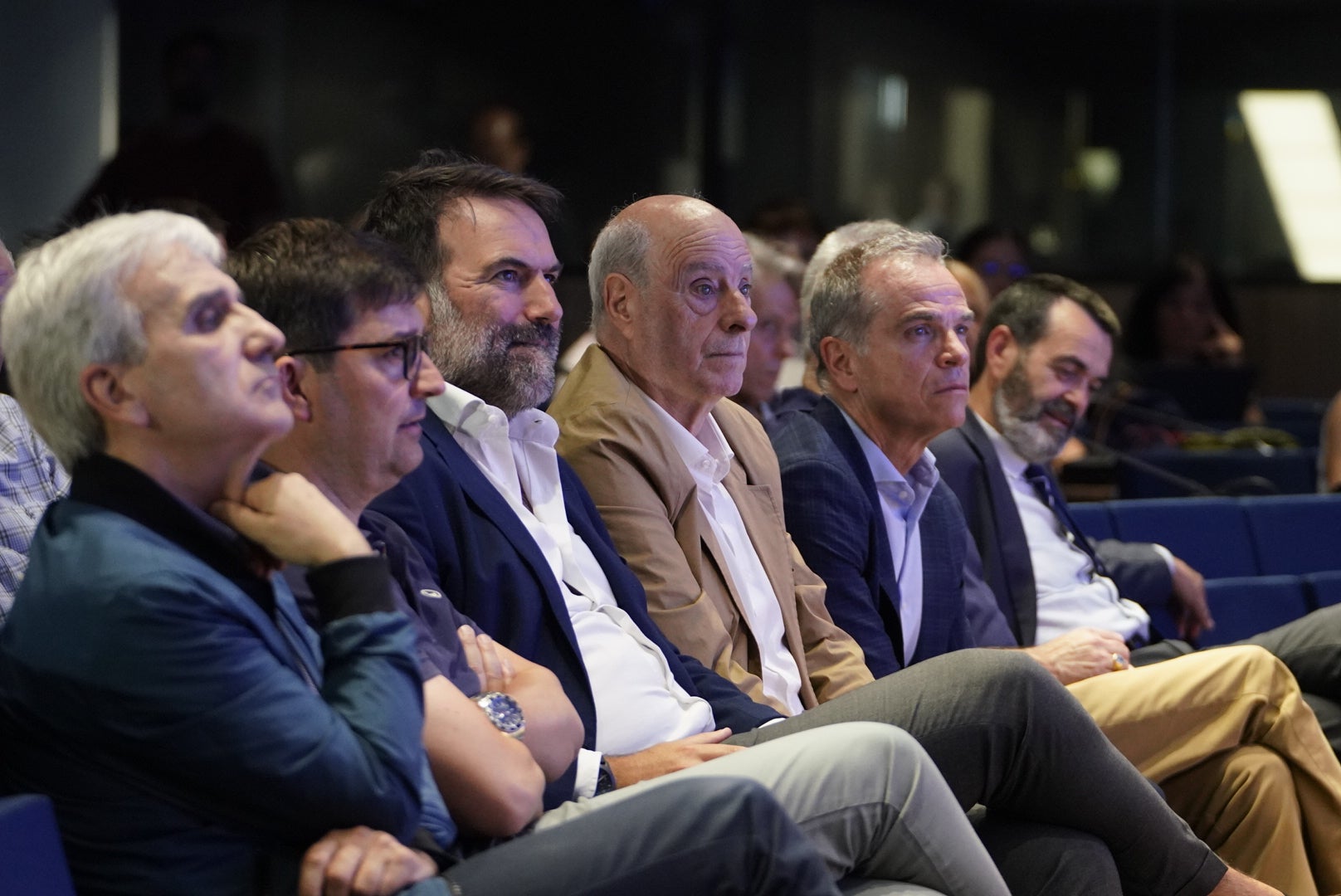 Sonrisas y complicidad en la presentación de Sergio y Bretos
