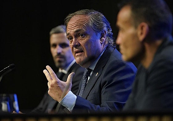 Jokin Aperribay junto a Erik Bretos y Sergio Francisco durante la comparecencia.