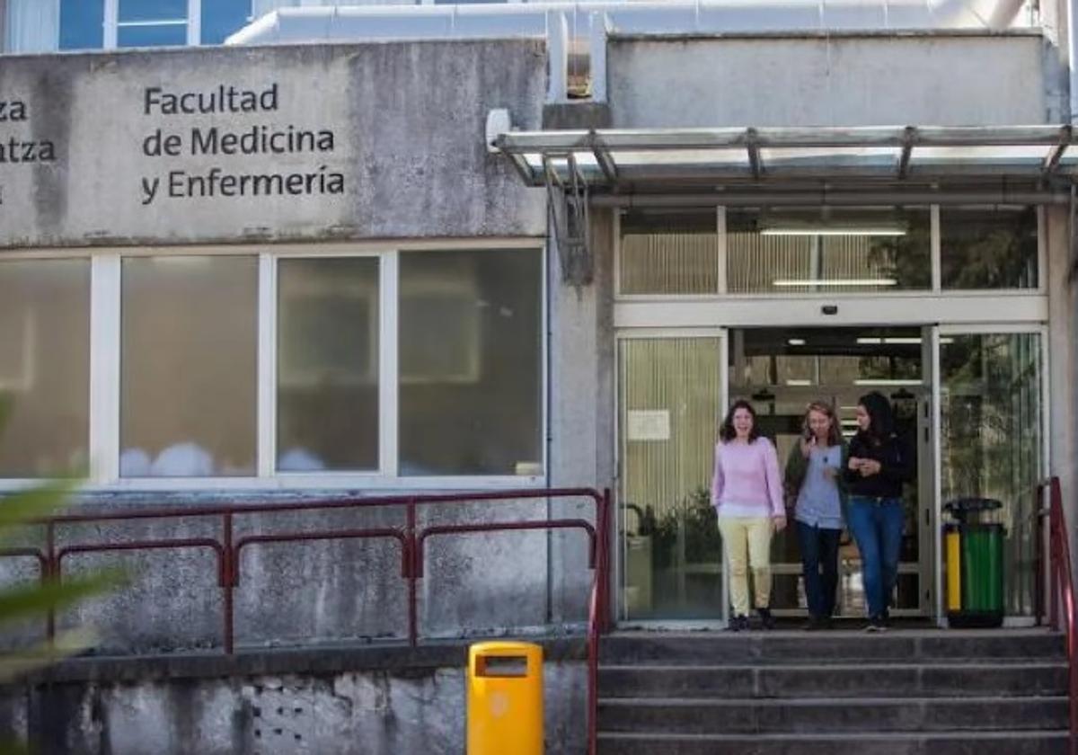Salud afea a la EHU que haya reducido las plazas previstas de Medicina en euskera para 2026