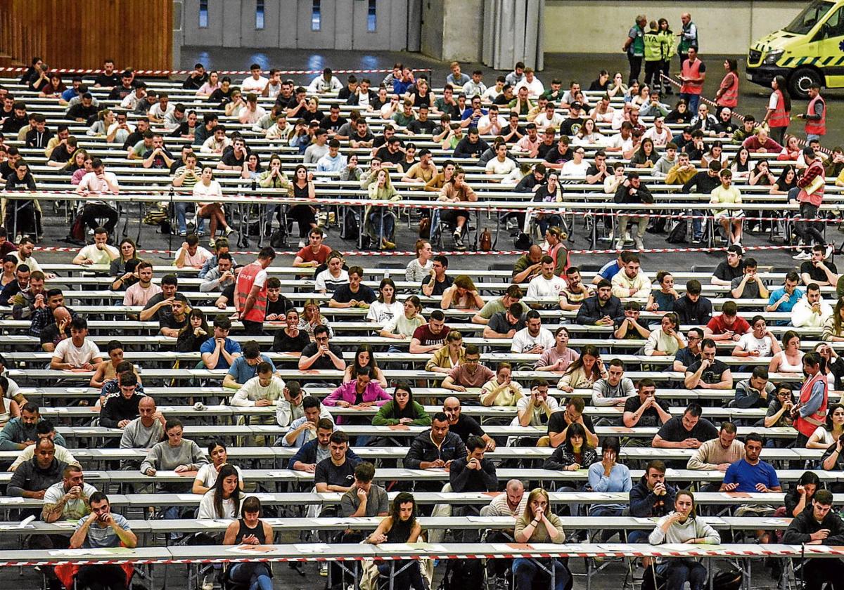 Opositores realizan el examen para una OPE en el BEC de Barakaldo