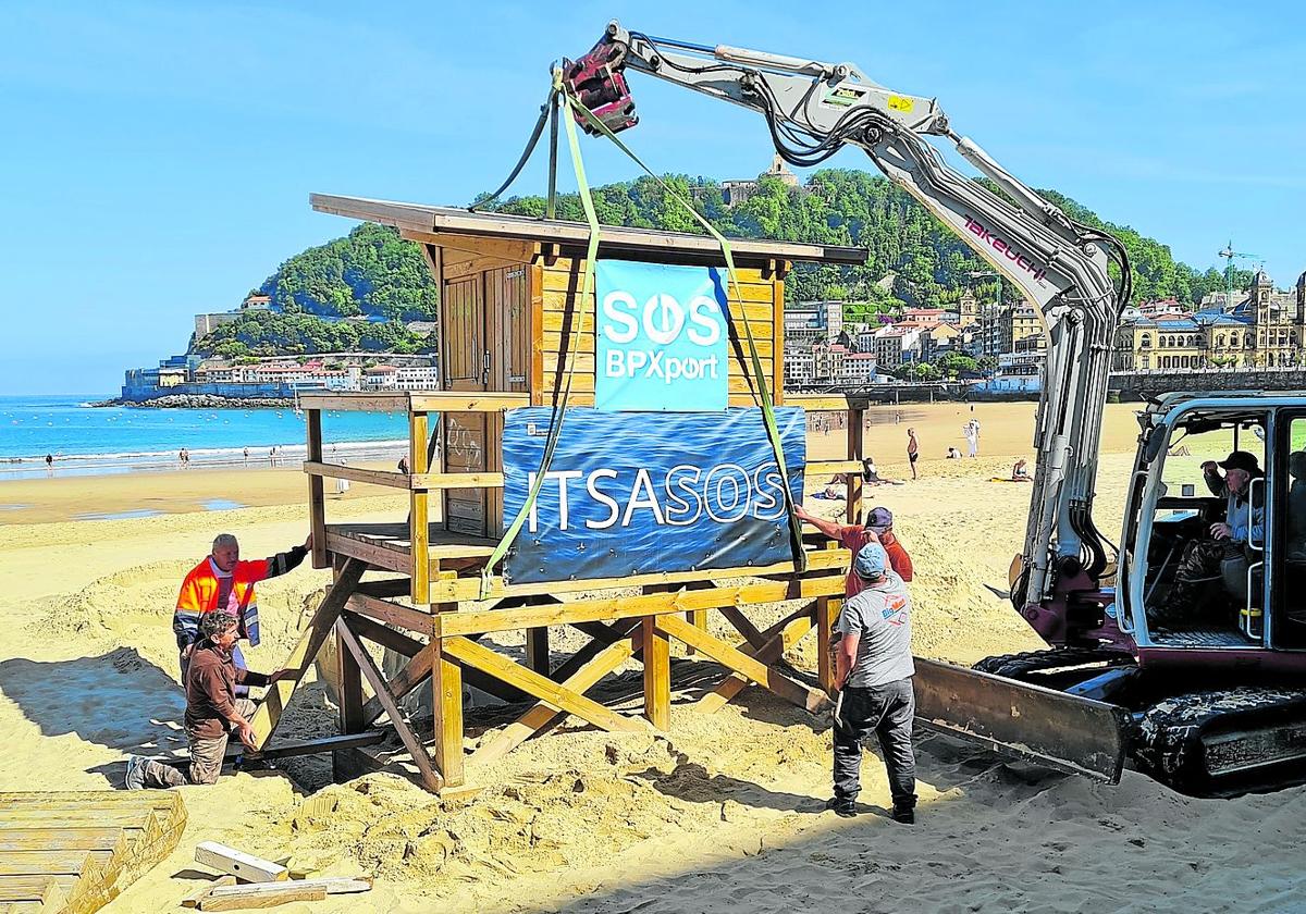 Se está ultimando esta semana la colocación de todos los servicios para la temporada de playa. Papeleras, quioscos, duchas, cabinas colectivas.... En las últimas horas le ha tocado el turno a los puestos de socorristas para cuya instalación ha sido necesaria la utilización de una retroexcavadora y varios operarios.