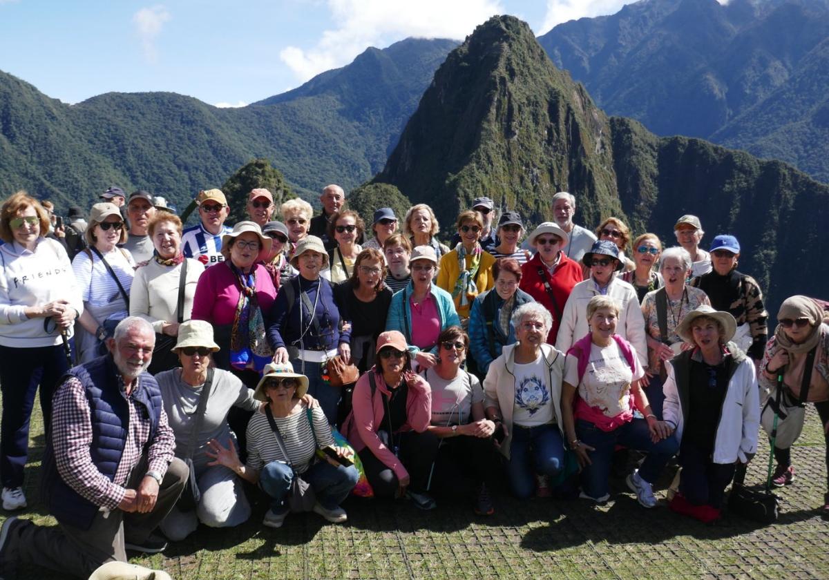 La expedición posa en Machu Picchu, una de las maravillas del mundo.
