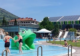 Usuarios disfrutando de las piscinas.