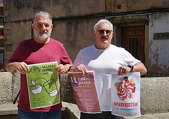El concejal de Cultura, Jon Legorburu, y el técnico municipal, Xanti Val, con los carteles de los festejos que se avecinan.
