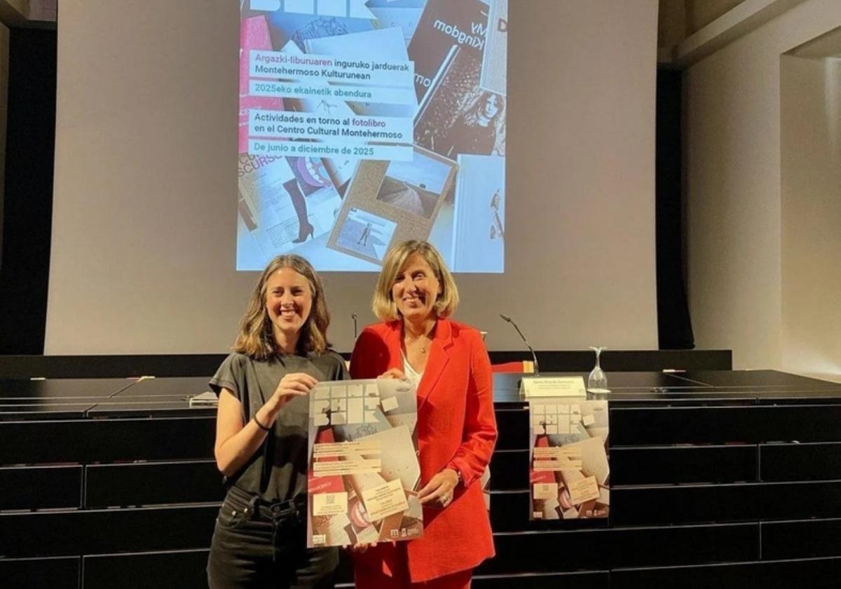 La fotógrafa Yone Estivariz junto a la edil de Cultura Sonia Díaz de Corcuera.