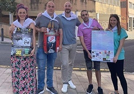 Componentes de la comisión organizadora de las fiestas de Urki flanquean al alcalde Jon Iraola.