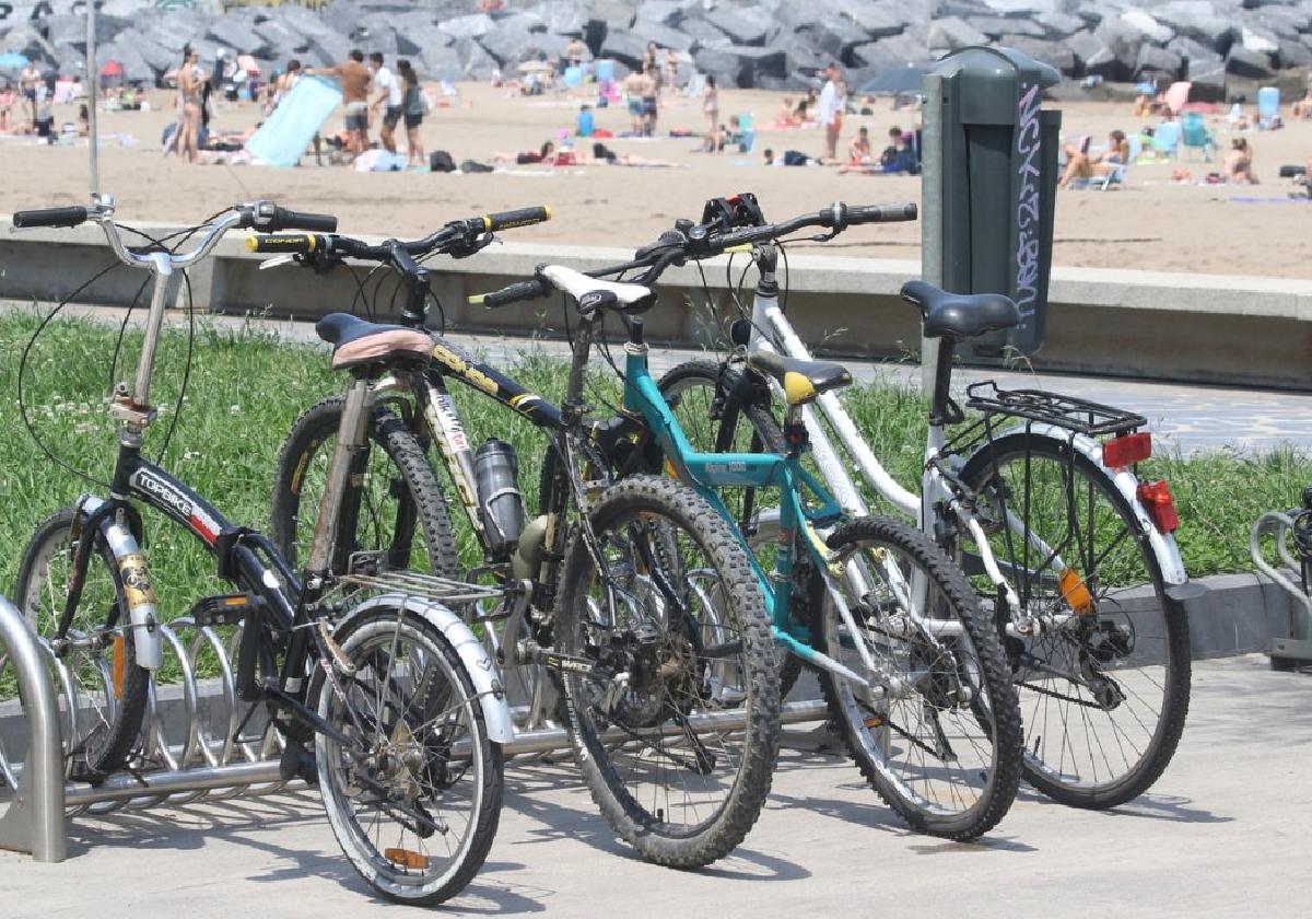 Varias bicicletas aparcadas en uno de los aparcabicis ubicados junto a la playa de Santiago, el pasado verano.