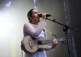 El escenario 'Palacio' de Mirarmar Gauak se ilumió al atardecer para recibir a Valeria Castro.