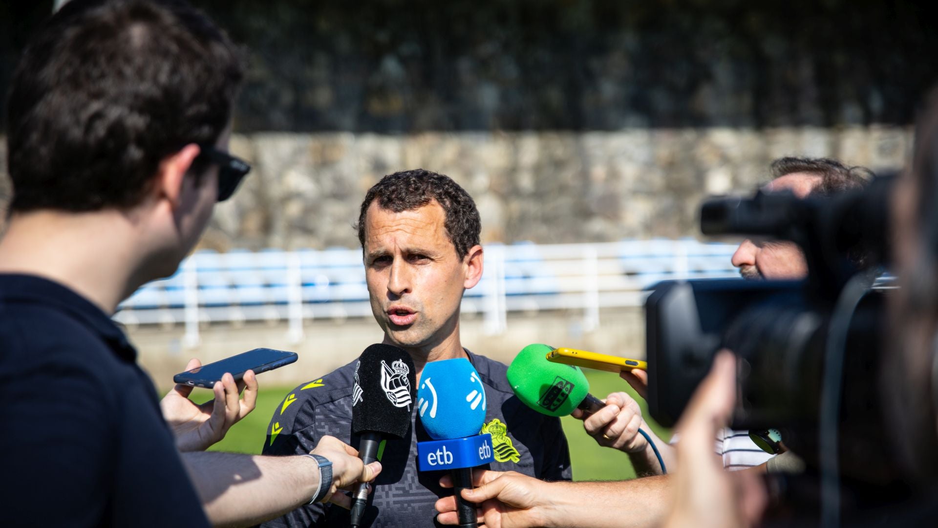 Iosu Rivas se dirige a los medios de comunicación
