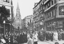 Procesión del Sagrado Corazón por la calle Loiola.