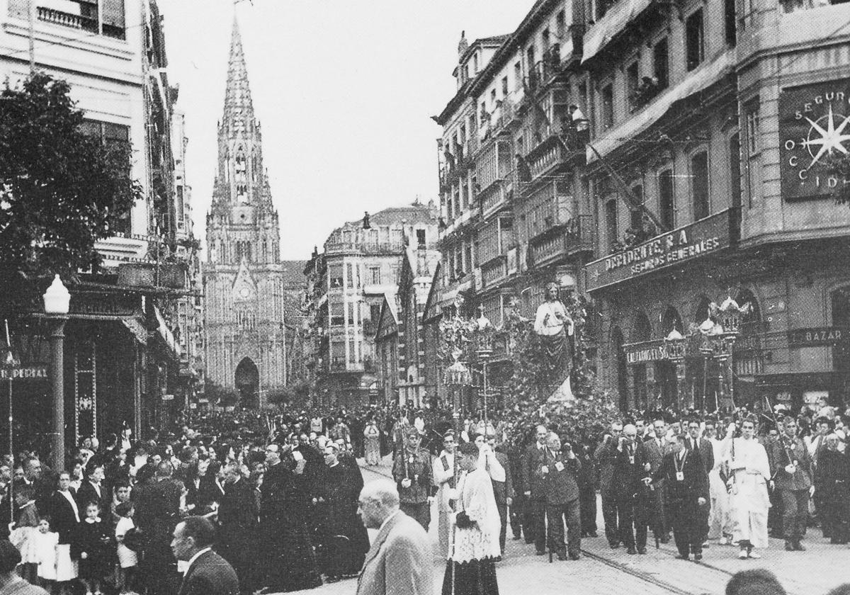 Procesión del Sagrado Corazón por la calle Loiola.